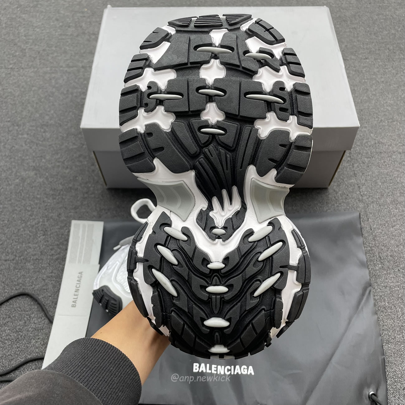 Balenciaga Fall 2024 10xl White 784344 W2mv2 9110 (11) - www.newkick.vip